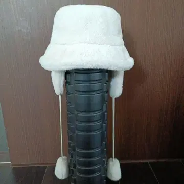 [ 미사용 새상품 ] VIRAL. 귀도리 달린 퍼 버킷 햇