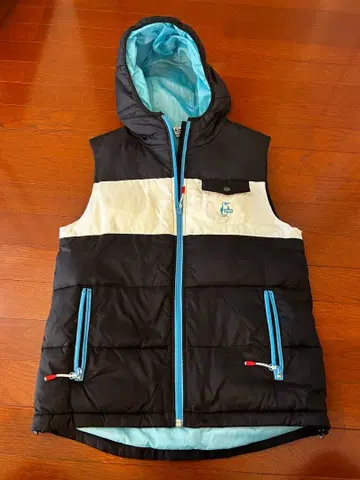 참스 후드 부착 다운 베스트 블랙/화이트/스카이블루