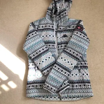 Kappa 기하학 패턴 후드 부착 자켓