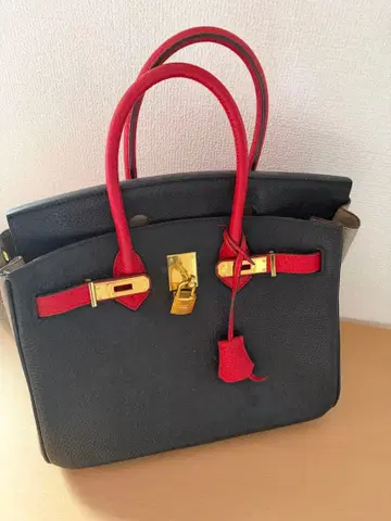 토트백 블랙과 빨간색의 콤비네이션