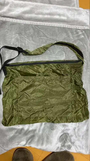 올리브 그린 나일론 숄더백