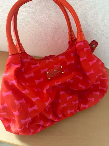Kate Spade 리본 무늬 핸드백