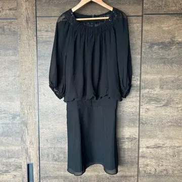 비즈 장식 블랙 긴팔 무릎 기장 원피스