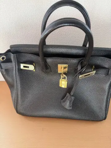 블랙 가죽 핸드백 골드 금장 장식 포함