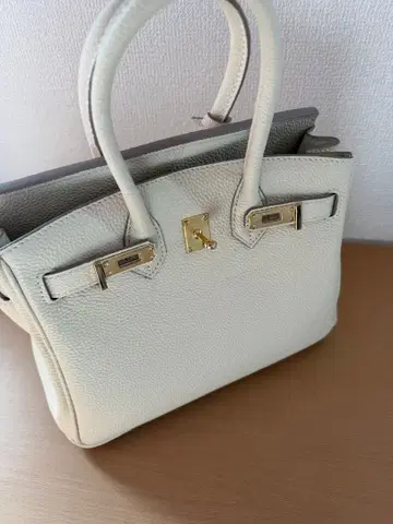 화이트 가죽 핸드백 골드 금장 장식