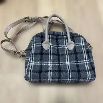그레이 계열 체크 무늬 숄더백