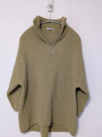 올리브색 리브 하이넥 스웨터