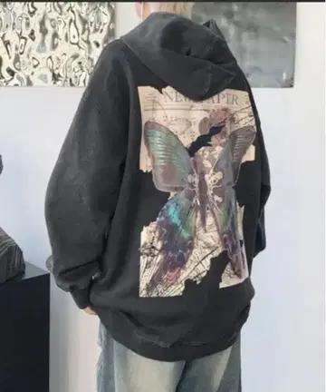 버터플라이 백 프린트 풀오버 후드티