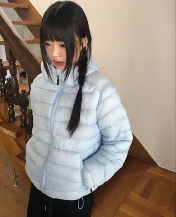 스트링 후드 부착 나일론 숏 다운 스카이블루 블루 짧은 기장 자켓