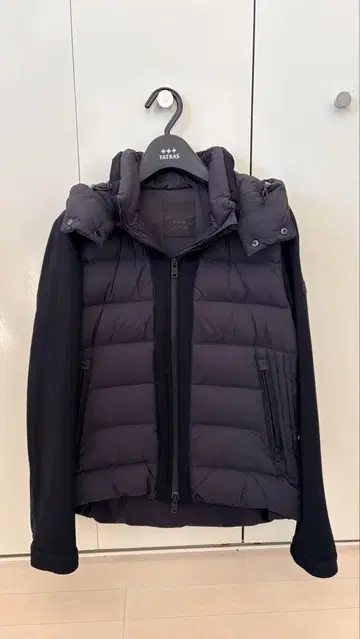 다크 네이비 후드 부착 다운 자켓