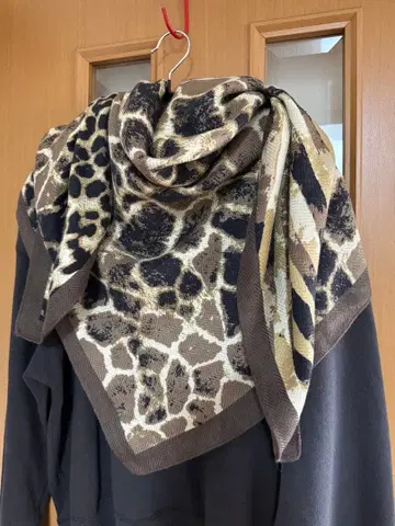 마니프리 애니멀 무늬 120 울 실크 스톨 스카프 브라운 갈색