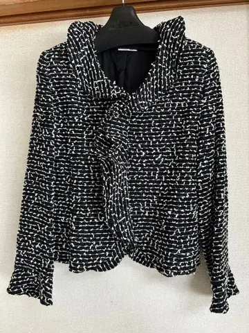 긴자 매기 트위드풍 자켓 프릴 옷깃 블랙과 화이트 올 시즌 세레모니