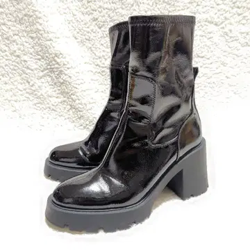 새상품급 ZARA 자라 에나멜 사이드 지퍼 숏부츠 통굽 블랙 23.5