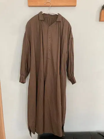 브라운 버튼 V넥 원피스