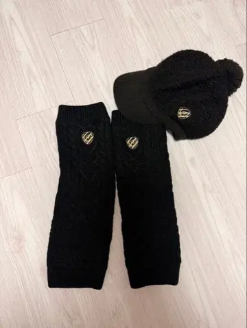 JUN & ROPE의 니트 모자와 레그 워머