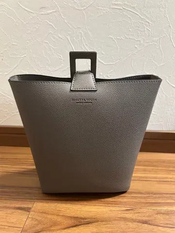 BEAUTY & YOUTH 그레이 토트백