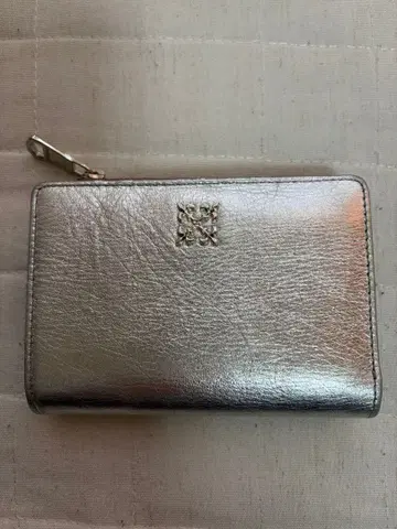 러셋 미니 모노그램 플레이트 하프 지갑