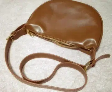 브라운 합성 피혁 하프문형 숄더백