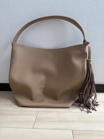 프린지 장식 베이지 숄더백