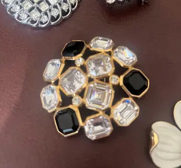 트리파리 브로치