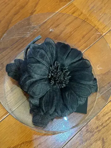 블랙 꽃 모티브 코사지 Yoshie Inaba