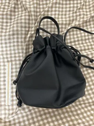 블랙 합성 피혁 복조리형 숄더백