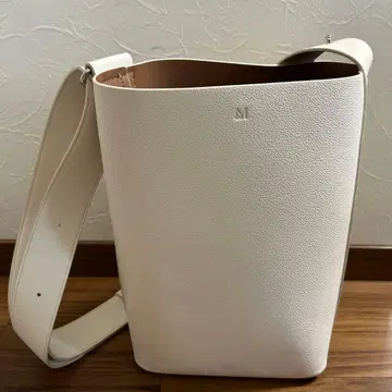 화이트 가죽 숄더백