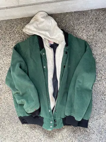 그린 컬러 캐주얼 자켓 후드 부착