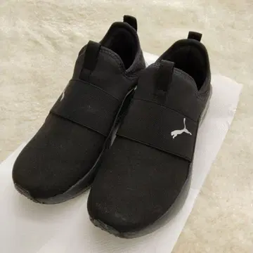 Puma 블랙 슬립온 스니커즈