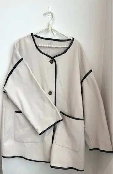 가죽 파이핑 숏코트 아이보리