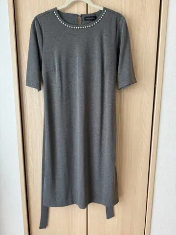 미사용 새상품 그레이 반팔 튜닉 펄 장식 포함