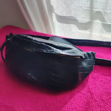 악어 무늬 블랙 바디백