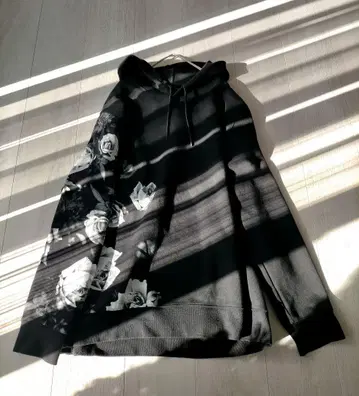 H&M 장미 패턴 프린트 절개 후드 부착 풀오버 후드티 블랙