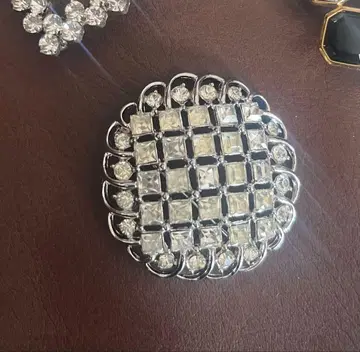 트리파리 브로치