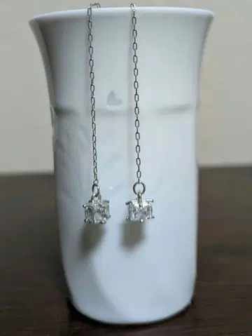 4면 큐빅 지르코니아 아메리칸 타입 귀걸이 실버 색상