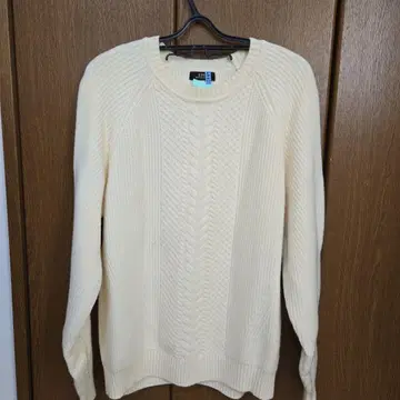 크림색 케이블 짜임 니트 스웨터