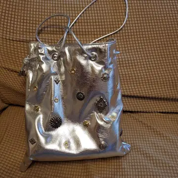 실버 컬러 숄더백