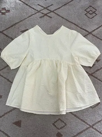 코베 렛투스 크림색 반팔 플레어 상의 F 사이즈