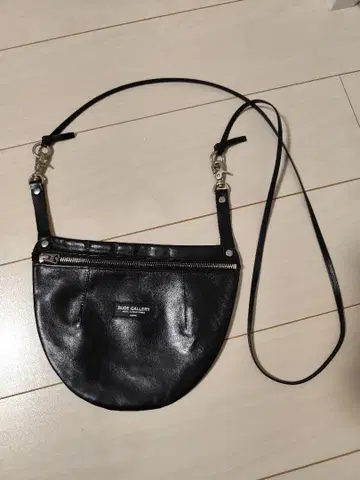 RUDE GALLERY 블랙 가죽 숄더백 에이프런 백