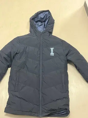 이이즈카 고등학교 후드 부착 그레이 다운 자켓