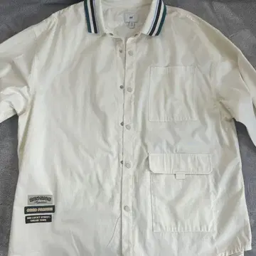 화이트 버튼업 셔츠