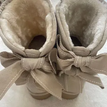 미사용 새상품 베이지 스웨이드 리본 포함 어그 부츠