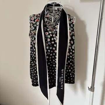 지방시의 실크 블라우스