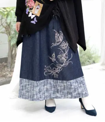 [이즈] 라메 트위드 절개 꽃 나비 자수 데님 스커트