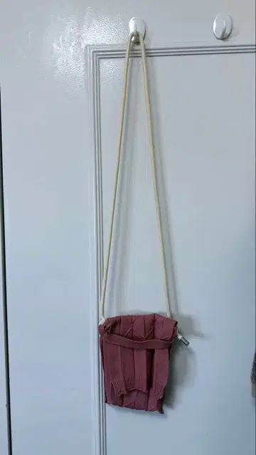 플리츠 디자인 핑크 숄더백