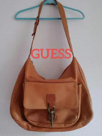 [무료배송] GUESS 가죽 메신저 백
