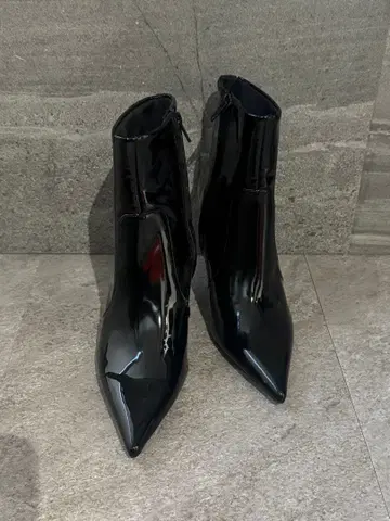 에나멜 블랙 스틸레토 부츠