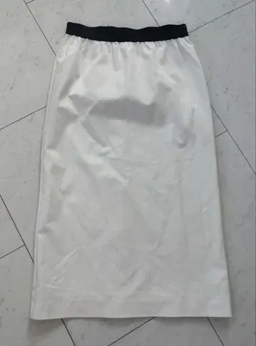 어도어 ADORE 스트레치 타이트 스커트 화이트