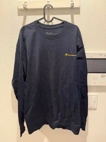 Champion 네이비 로고 자수 긴팔 T셔츠