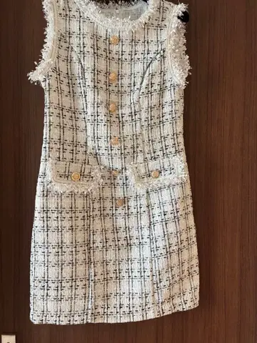 트위드 체크 무늬 슬리브리스 드레스